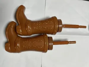 Plastik Cowboy Stiefel Trinkbecher mit Strohhalm und Deckel fuer westliche Partydekorationen.