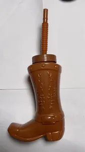 Plastik Cowboy Stiefel Trinkbecher mit Strohhalm und Deckel, Western Party Geschirr Detailansicht.