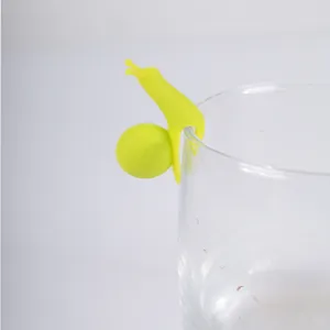 Silikon Schnecke Teebeutelhalter Detail, grüner Tassenmarker, Küchenzubehör Nahaufnahme.