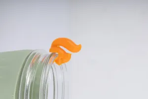 Silikon Eichhörnchen Teebeutelhalter Detailansicht zeigt niedliches Design am Glasrand.