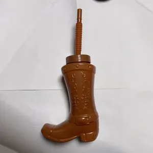 Plastik-Cowboystiefel-Becher mit Strohhalm und Deckel für Western-Themenparty und Rodeo