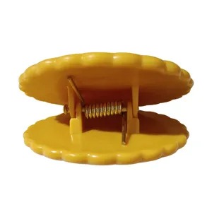 Primer plano detallado del clip de sellado en forma de galleta amarilla para cocina.