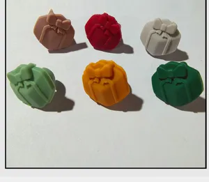 Segnaposto per bicchieri da vino in silicone colorato con simpatico fiocco per festa