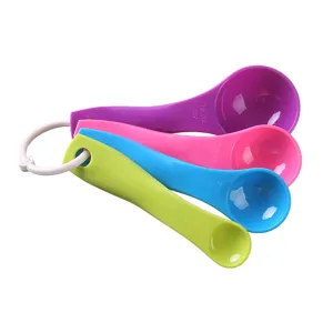 Ensemble de 4 cuillères à mesure en plastique avec outils de cuisson colorés et anneau.