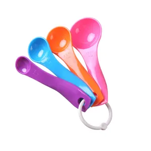 Set de 4 cuillères à mesure en plastique coloré avec graduations claires pour cuisine.