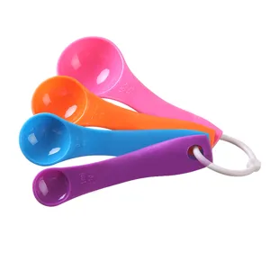 Kit de cuillères à mesurer 4 pièces colorées en plastique avec graduations claires.