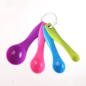 Kit de cuillères à mesurer en plastique de quatre belles pièces colorées pour la cuisine.