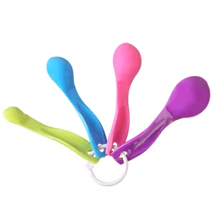 Vue détaillée d'un ensemble de cuillères doseuses en plastique aux couleurs vives.