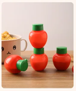 Mini tarro de especias de plástico forma tomate detalle, ideal para cocina y almacenamiento.