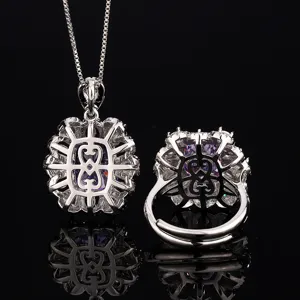 Primo piano dettagliato del set di gioielli con ciondolo e anello in pietra preziosa viola.