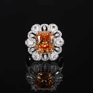 Anello di lusso da donna con gemma arancione taglio cuscino e splendido design floreale.