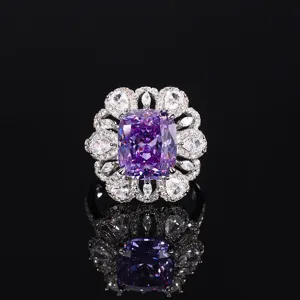 Dettaglio splendido di un anello con gemma viola taglio cuscino e alone di zirconi lucidi.
