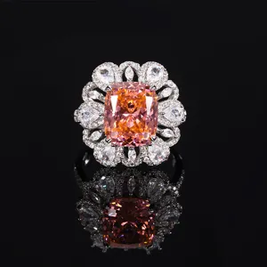 Stupendo anello con pietra rosa taglio cuscino e dettaglio di alone di cristallo luminoso.