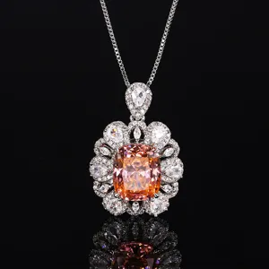 Splendida collana con ciondolo in pietra preziosa arancione taglio cuscino con un alone di diamanti.
