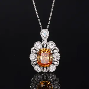 Collana con ciondolo pietra gialla taglio cuscino e bordo di pietre luminose.