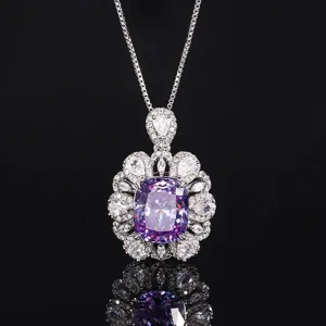 Splendida collana con ciondolo in pietra viola e alone floreale di zirconi bianchi luminosi.
