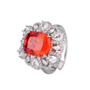 Stupendo anello a grappolo con gemma arancione taglio cuscino 10x12mm e zirconi brillanti.