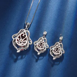 Conjunto de joyas vintage en forma de gota con collar y pendientes de piedra roja.