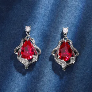 Elegantes pendientes colgantes de rubí sintético rojo en forma de pera con circonitas brillantes.
