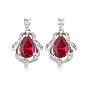 Exquisitos pendientes colgantes vintage de rubí rojo con circonitas cúbicas brillantes.