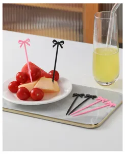 Detailansicht von Plastik-Schleifen-Fruchtgabeln, ideal für Kuchen, Desserts und Partysnacks.