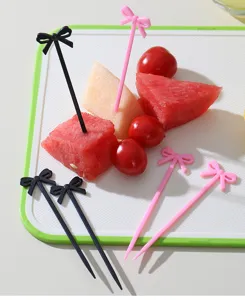 Detailaufnahme von Schleifen-Fruchtgabeln aus Kunststoff, ideal für Desserts, Kuchen und Snacks.