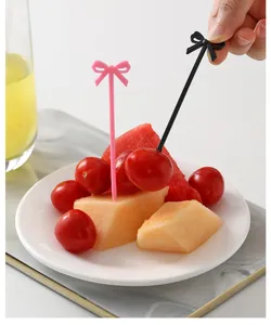 Nahaufnahme süßer Kunststoff Fruchtspieße mit Schleife im Einsatz für Desserts und Snacks.