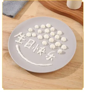 Détail de la bouteille à douille pour crème montrant l'effet de décoration de gâteau.