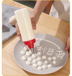 Flacon souple alimentaire pour crème et sauce, idéal pour décorer les gâteaux en cuisine.