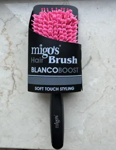 Detail view of the absorbent hair brush with pink microfiber bristles and comfortable handle.