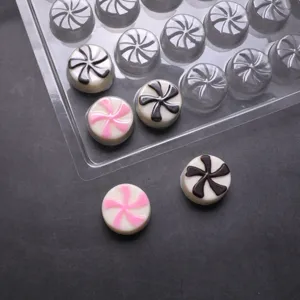 Stampo per cioccolatini in PET trasparente con design a spirale rotonda, ideale per dolci.