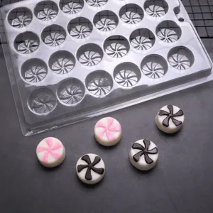 Stampo per cioccolato in plastica PET trasparente con cavità a spirale e dolcetti.