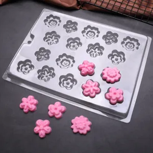Stampo per cioccolatini in PET trasparente a forma di fiore per DIY, vista dettagliata utensile.