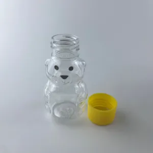 Vista dettagliata della bottiglia di plastica trasparente a forma di orso per miele o succo.