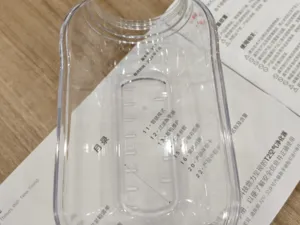 Transparenter Kunststoffbehälter Detailansicht mit innerer Struktur und Skala für Lagerung.