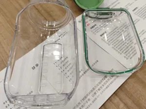 Transparentes Plastik-Salatbehaelter Detail mit Messskala und sicherem gruenen Deckelteil Element.