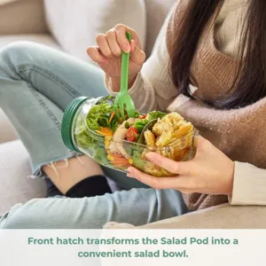 Detailansicht des transparenten Salatbehälters aus Kunststoff mit grünem Deckel und Gabel.