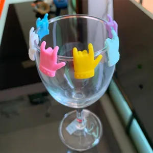 Segnapunti per bicchieri da vino mano in silicone colorati dettaglio ideale per feste uniche e.