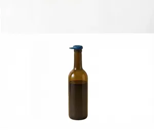 Detalle del tapón de botella de vino de silicona creativo con forma de gorra de béisbol.