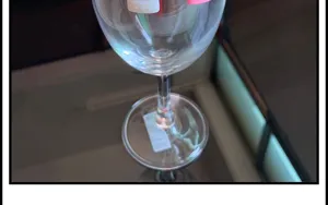 Primo piano di originali segnagiaste in silicone a forma di dito per bicchieri da festa.