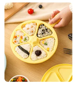Primo piano dettagliato dello stampo per onigiri triangolare giallo 6 in 1 in legno.