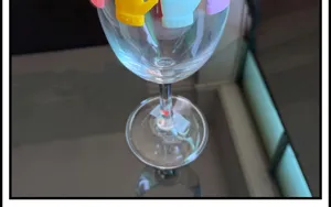 Segnapunti per bicchieri di vino in silicone con ciondoli colorati, ideali per feste.