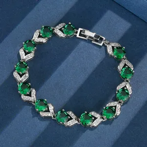 Dettaglio ravvicinato di lusso vintage bracciale in cristallo di gemma verde con strass.