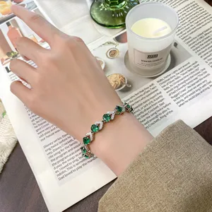Elegante bracciale tennis vintage con pietra preziosa verde e diamanti brillanti per donna.