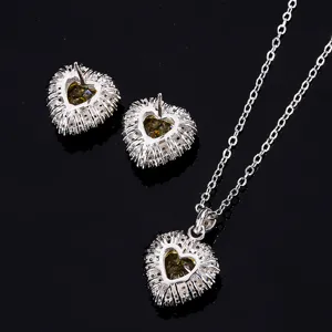 Nahaufnahme des herzförmigen Schmucksets mit funkelnden High-Carbon-Diamanten und Steinen.