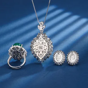 Detailansicht der silbernen Schmuckset-Rückseite mit grünem Chalcedon Cabochon Ohrringen Ring