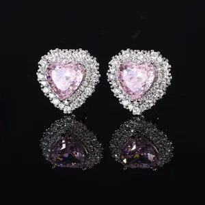 Exquisite herzförmige rosa Diamant-Ohrstecker mit funkelndem weißen Stein-Heiligenschein.