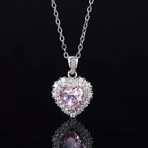 Wunderschöne rosa Herz Kristall Anhänger Halskette mit glitzerndem Zirkonia Halo und Kette.
