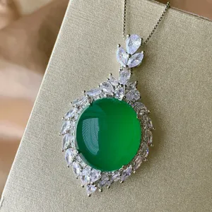 Edle grüne Chalcedon Cabochon Anhänger Halskette mit Zirkon Heiligenschein Detailansicht
