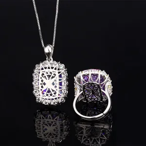 Detailopname van een luxe paarse edelsteen ketting en ring set met filigraan.